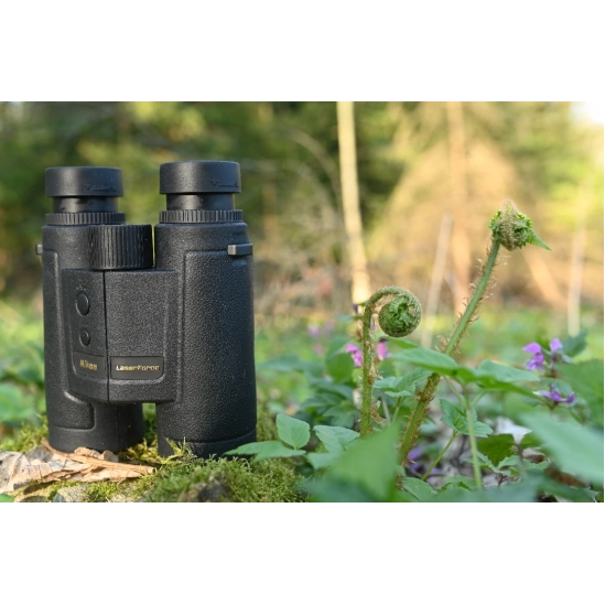 Nikon LaserForce 10x42 ED dalekohled s dálkoměrem